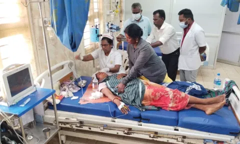 வால்பாறையில் இன்று காலை தேயிலை தோட்ட பெண் தொழிலாளர்களை தாக்கிய கரடிகள்
