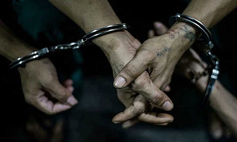 வழிப்பறியில் ஈடுபட்ட முதியவர்-வாலிபர் கைது