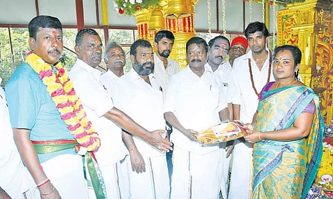 சித்தர்புரத்தில் குருபூஜைவிழாவை முன்னிட்டு நலத்திட்ட உதவிகள் வழங்கினார்.