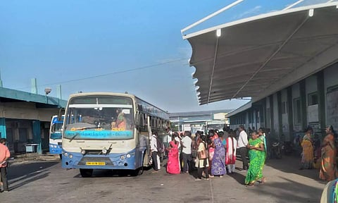 கூட்டம் நிறைந்த பேருந்தில் பயணிகள் ஏறும் காட்சி.