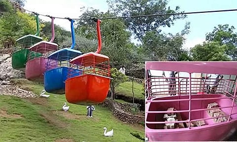 ரோப்கார் பெட்டியில் எடை கற்கள் வைத்து சோதனை ஓட்டம் நடைபெற்றது.