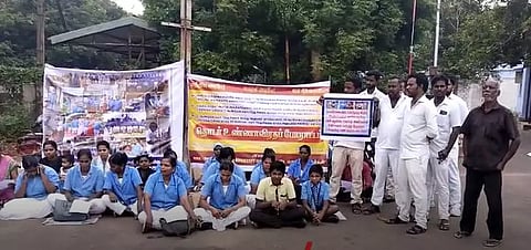 உண்ணாவிரத போராட்டத்தில் ஈடுபட்டவர்களை படத்தில் காணலாம்.