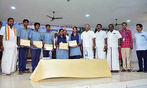 வெற்றி பெற்ற மாணவ, மாணவிகளுக்கு முன்னாள் சபாநாயகர் ஆவுடையப்பன் பரிசு வழங்கினார். அருகில் பழனிநாடார் எம்.எல்.ஏ., தென்காசி நகர்மன்றத் தலைவர் சாதிர், துணைத் தலைவர் சுப்பையா உள்ளிட்டோர் உள்ளனர்.