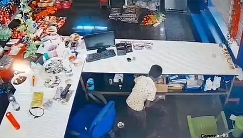 டிபார்ட்மெண்ட் ஸ்டோரில் கைவரிசை காட்டிய சிறுவன்