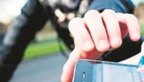 கொண்டலாம்பட்டியில் செல்போன் பறித்து சென்ற சிறுவன்