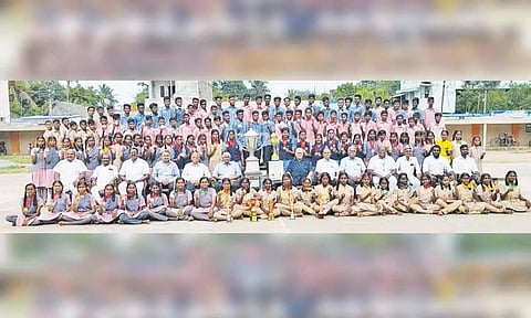 போட்டியில் வெற்றிபெற்ற மாணவர்களுக்கு பதக்கம் வழங்கப்பட்டது.