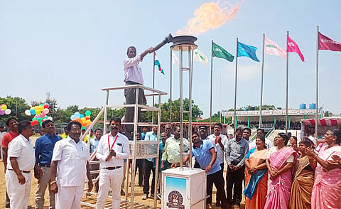 பள்ளிக்கல்வித்துறை சார்பில் மாவட்ட தடகள விளையாட்டுப் போட்டிகளை ஒலிம்பிக் சுடர் ஏற்றி முதன்மை கல்வி அலுவலர் குணசேகரன் தொடங்கி வைத்த போது எடுத்த படம்.