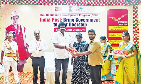 சிறப்பாக பணியாற்றிய அஞ்சல் ஊழியர்களுக்கு மேயர் சண் ராமநாதன் பரிசு வழங்கி பாராட்டினார்.