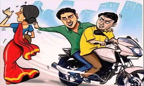 இருசக்கர வாகனத்தில் சென்ற வங்கி மேலாளரிடம் செயின் பறிப்பு