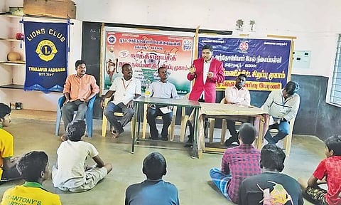 முகாமில் டாக்டர் பிரனேஷ் இன்பென்ட் ராஜ் பேசினார்.