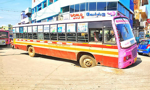 நாகர்கோவில் செட்டிகுளத்தில் நடுரோட்டில் இன்று குடிநீர் திட்டத்திற்காக தோண்டப்பட்ட பள்ளத்தில் சிக்கிய அரசு பஸ்போக்குவரத்து நெருக்கடியால் வாகன ஓட்டிகள் அவதி