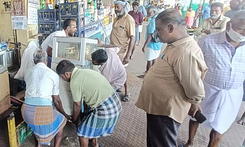 பஸ்நிலையத்தில் மாநகராட்சி ஊழியர்கள் ஆக்கிரமிப்புகளை அகற்றினர்.