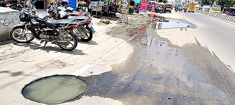 மதுரை காளவாசல்-தேனி மெயின் ரோட்டில் பாதாள சாக்கடை நிரம்பி கழிவுநீர் வெளியேறுவதை படத்தில் காணலாம்.