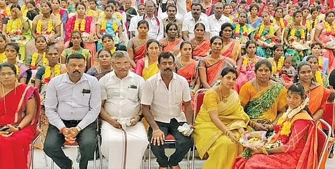 கர்ப்பிணி பெண்களுக்கு சமுதாய வளைகாப்பு விழா நடைபெற்ற போது எடுத்த படம். 