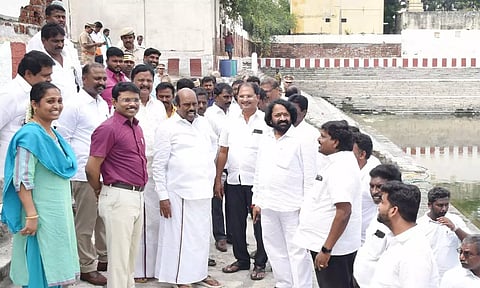 அய்யங்குளத்தில் நந்தி சிலை, திருக்குறள் எழுதப்படும்