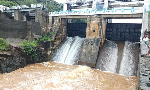 கோமுகி அணையில் இருந்து நீர் வெளிவரும் காட்சி.