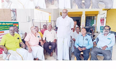 கூட்டத்தில் கூட்டுறவு வங்கி ஊழியர்கள் சங்க மாநில தலைவர் மணிவண்ணன் பேசினார்.