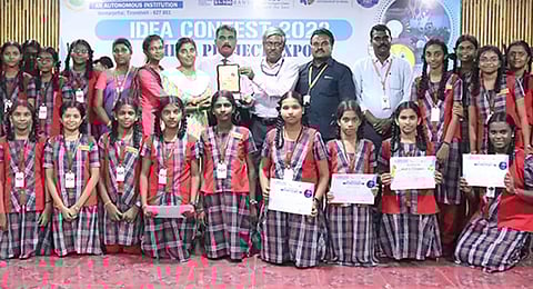 வெற்றி பெற்ற மாணவ-மாணவிகள் சான்றிதழ்களுடன் உள்ளதை படத்தில் காணலாம். 