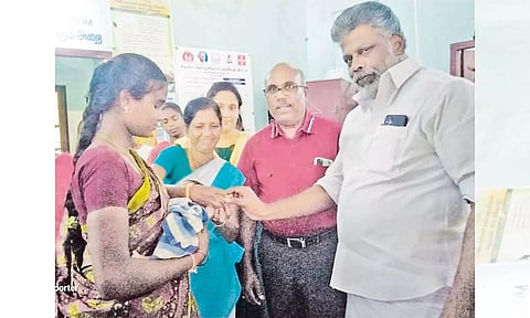 பிறந்த குழந்தைக்கு தங்க மோதிரம் அணிவிக்கப்பட்டது.