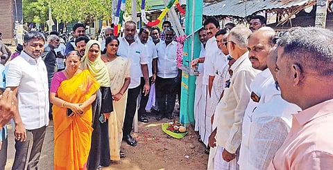 புதிய மின்மாற்றியை அப்துல் வகாப் எம்.எல்.ஏ. தொடங்கி வைத்த காட்சி. 