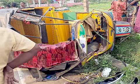 ஆட்டோ கவிழ்ந்து பெண் பலி