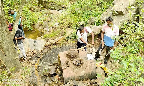 தேக்குமரத்தூர் மலை கிராமத்தில் 1000 லிட்டர் சாராய ஊறல் அழிப்பு