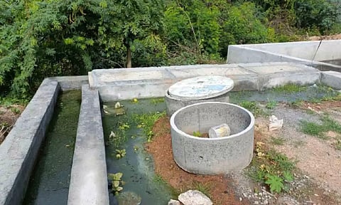 தேங்கி நிற்கும் கழிவுநீரை படத்தில் காணலாம் 