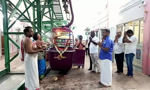 ரோப்கார் பெட்டிகளுக்கு சிறப்பு பூஜைகள் செய்யப்பட்டது.