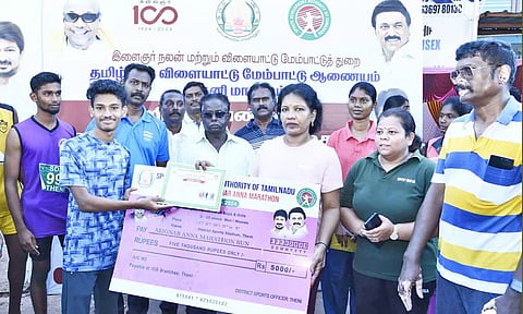 மாரத்தான் ஓட்டத்தில் வெற்றி பெற்றவர்களுக்கு பரிசு மற்றும் பாராட்டு சான்றிதழ்களை மாவட்ட கலெக்டர் ஷஜீவனா வழங்கினார்.