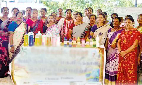 ஏழை பெண்களை தொழில்முனைவோராக மாற்றியவர்...!