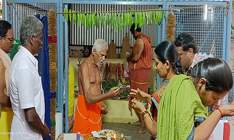 புளியம்பட்டி கரி வரதராஜ பெருமாள் கோவிலில் குவிந்த பக்தர்கள்