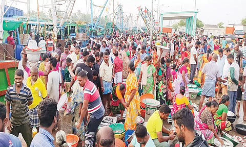 கடலூர் துறைமுகத்தில் மீன்கள் வாங்குவதற்காக இன்று காலை குவிந்த பொதுமக்களை படத்தில் காணலாம்.