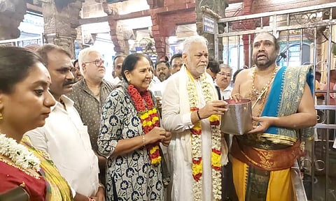 மத்திய மந்திரி தனது குடும்பத்தோடு சாமி தரிசனம் செய்தார். அருகில் மத்திய இணை அமைச்சர் முருகன், புதுவை அமைச்சர் சந்திர பிரியங்கா உள்ளனர்.