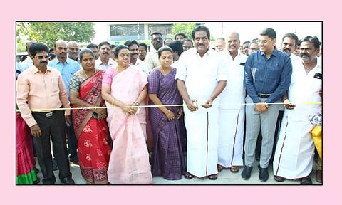 மதுரை மாட்டுத்தாவணி லேக் ஏரியாவில் புதிய சிறு பாலத்தை அமைச்சர் மூர்த்தி திறந்து வைத்தார். அருகில் மேயர் இந்திராணி, பூமிநாதன் எம்.எல்.ஏ., மாநகராட்சி ஆணையாளர் பிரவீன்குமார், மண்டல தலைவர் வாசுகி சசிக்குமார் ஆகியோர் உள்ளனர்.