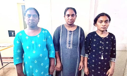 சென்னை பெண்ணிடம் 25 பவுன் தங்க நகையை திருடிய 3 பெண்கள் கைது