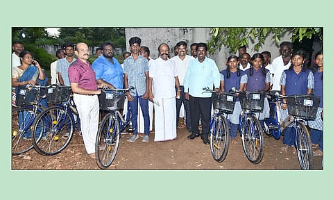 கூட்டுறவுத்துறை அமைச்சர் கே.ஆர்.பெரியகருப்பன், சிவகங்கை மாவட்டம் எஸ்.புதூர் ஊராட்சி ஒன்றியத்திற்குட்பட்ட புழுதிப்பட்டி அரசு மேல்நிலைப்பள்ளியில் விலையில்லா மிதிவண்டிகள் வழங்கும் திட்டத்தின்கீழ் மாணவர்களுக்கு சைக்கிள்களை வழங்கினார். அருகில் மாவட்ட வருவாய் அலுவலர் மோகனசந்திரன், மாவட்ட முதன்மை கல்வி அலுவலர் பாலமுத்து மற்றும் பலர் உள்ளனர்.