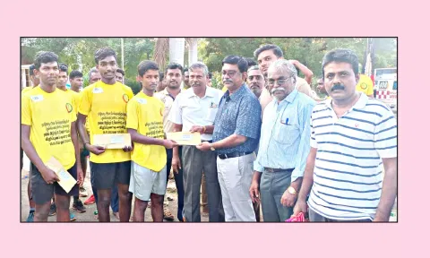 வெற்றி பெற்றவர்களுக்கு துணை போலீஸ் சூப்பிரண்டு ஸ்டாலின், போக்குவரத்து கழக பொதுமேலாளர் சிங்காரவேலு ஆகியோர் பரிசு வழங்கினர். அருகில் போக்குவரத்து கழக துணைபொதுமேலாளர்கள் நாகராஜன், நலங்கிள்ளி, தமிழ்மாறன் உள்ளனர்.