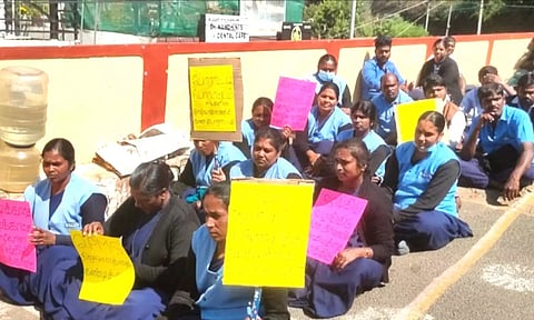 குன்னூர் அரசு மருத்துவமனையில் ஒப்பந்த ஊழியர்கள் போராட்டம்