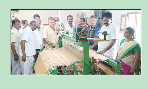 நெசவு இயந்திரத்தை தங்கப்பாண்டியன் எம்.எல்.ஏ. பார்வையிட்டபோது எடுத்த படம்.