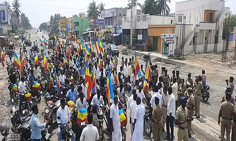 மோட்டார் சைக்கிள் பிரச்சாரத்திற்கு திண்டிவனம் - மரக்காணம் சாலையில் குவிந்த பா.ம.க.வினரை போலீசார் தடுத்து நிறுத்தியபோது எடுத்தபடம்.