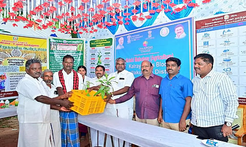 முகாமில் பங்கேற்ற விவசாயிகளுக்கு பழமர செடி தொகுப்புகள் வழங்கப்பட்ட போது எடுத்தபடம்.
