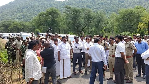 தமிழக எல்லையில் சேலம் கலெக்டர் கார்மேகம், ஈரோடு கலெக்டர் ராஜகோபால் சுன்கரா, சதாசிவம் எம்.எல்.ஏ., உள்ளிட்ட அதிகாரிகள் ஆய்வு செய்த காட்சி.