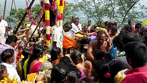 பெலாப்பாடி வரதராஜ பெருமாள் புரட்டாசி திருவிழாவில் பங்கேற்ற பக்தர்கள்.