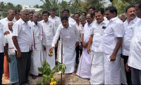 புதிய வகுப்பறைகள் கட்டும் பணியினை பூமி பூஜை செய்து மதியழகன் எம்.எல்.ஏ. தொடங்கி வைத்த காட்சி.