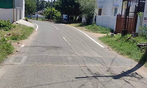 விடுபட்ட தார்சாலை வேகத்தடைக்கு வெள்ளை வர்ணம் பூச வேண்டும்