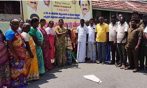 கழிவுநீர் கால்வாய் அமைக்க பூமி பூஜை நடந்தபோது எடுத்த படம்.