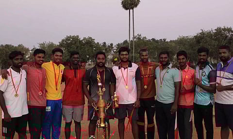 வெற்றி கோப்பையுடன் ஈேராடு வி.கே.சி.சி. அணி வீரர்களை படத்தில் காணலாம்.