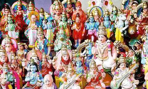 விற்பனைக்கு வைக்கப்பட்டுள்ள கொலு பொம்மைகளின் அழகிய காட்சி.