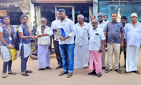 உடன்குடியில் இனிப்பு வழங்கி கொண்டாடிய பனை விவசாயிகள்.
