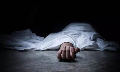 வேடசந்தூரில் பூட்டிய அறைக்குள் வாலிபர் மர்ம மரணம் - தந்தை அடித்து கொன்றாரா?